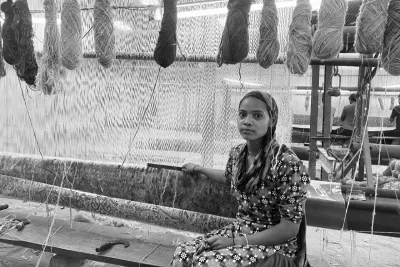 Artisan at the loom, Jaipur Carpet Studio